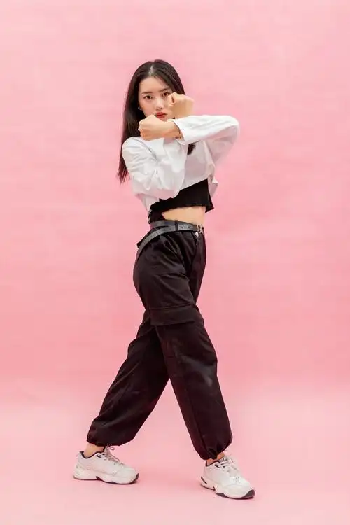 爵士街舞青年女生跳舞技巧动作