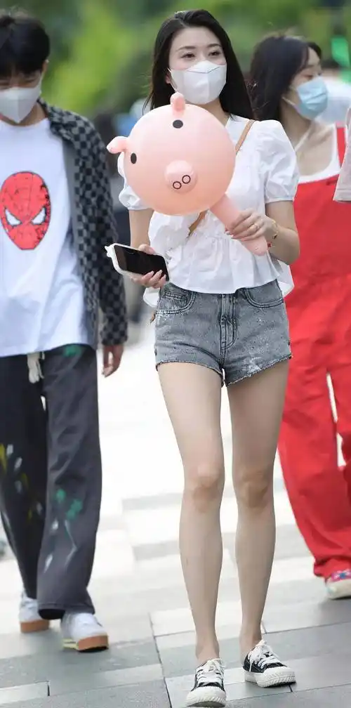 皮肤白皙的美女,身穿挂脖背心搭配牛仔裤,在夏天很受欢迎 - 丁丁打折