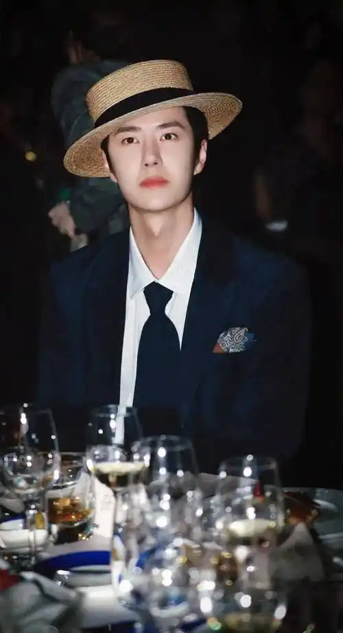 除了王一博,龚俊在游船上身穿红色西装的造型也是相当帅气.