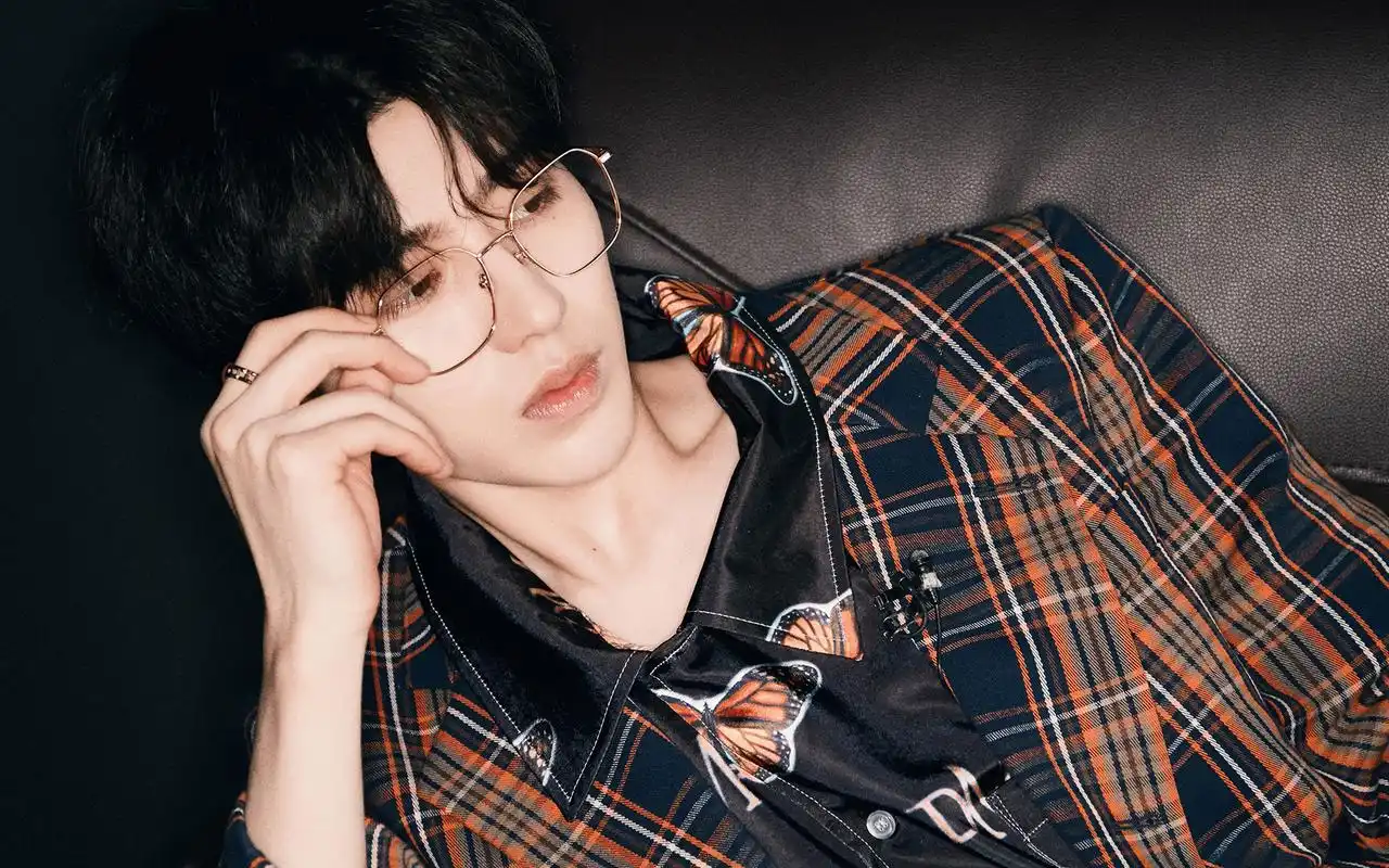 蔡徐坤格子西装文艺帅气图片壁纸