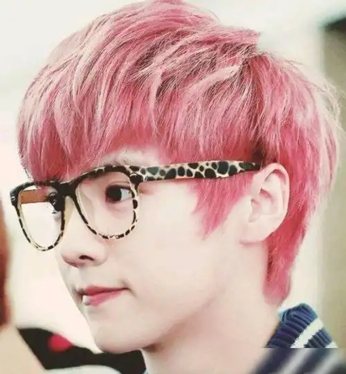 鹿晗粉色头发帅气亮相踏实拍戏盼大家关注作品