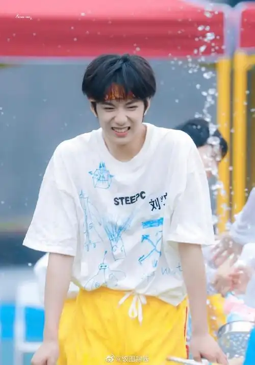 发带也太挑人了吧#我们刘耀文带上发带真的太太太帅了,我都恨不得能