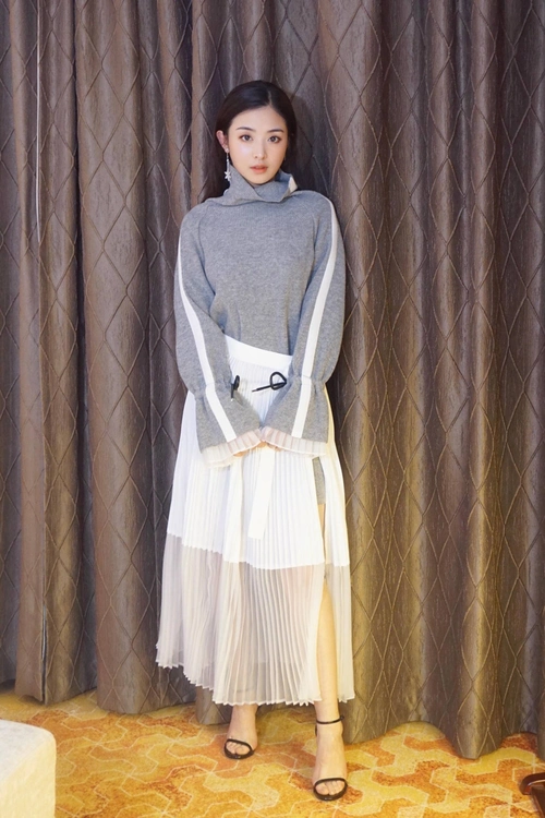 "张含韵"确定不是00后?穿紫色卫衣配阔腿裤走机场,像个大学生