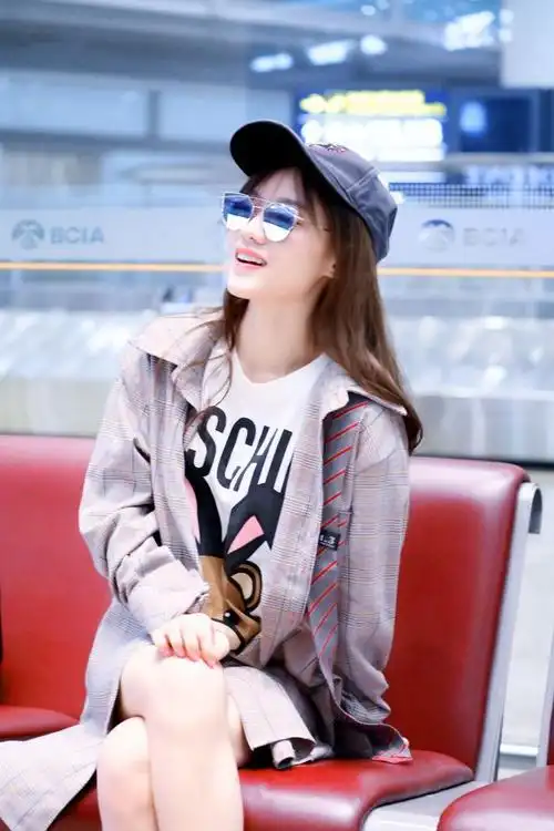 创造101陈意涵穿格子条衬衫配黑色短裤对镜头嘟嘴卖萌十分可爱