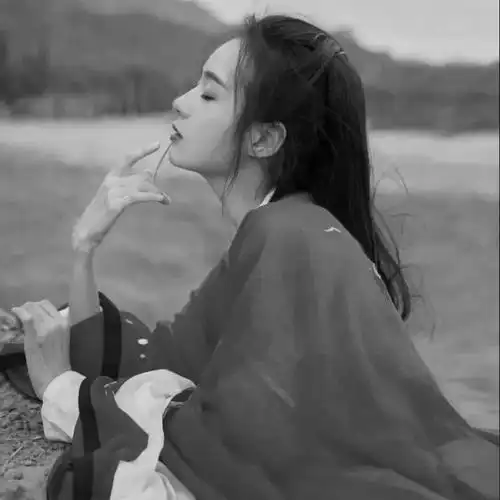 高冷范黑白女生头像