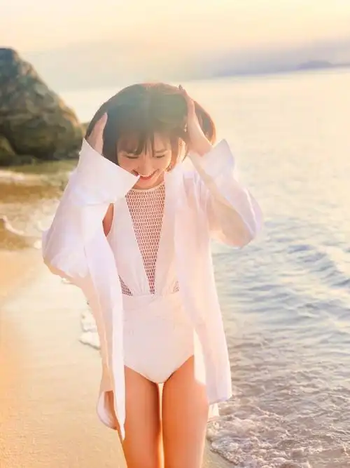 毛晓彤白镂空泳装搭配衬衣,肤白貌美大长腿,笑容甜美超治愈-度小视