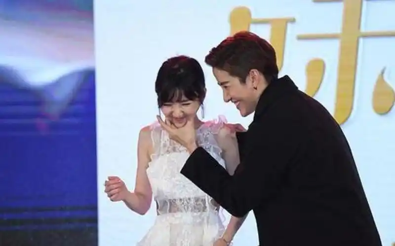 毛晓彤新恋情曝光与男方互动像极了情侣却不敢公开同意交往