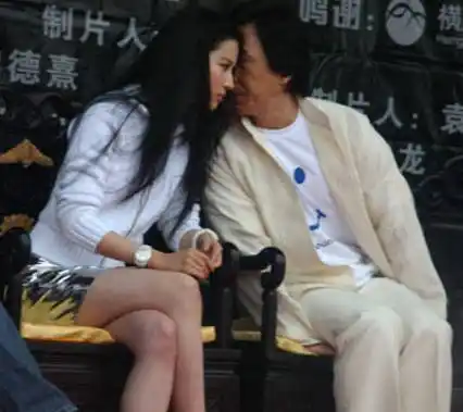 刘亦菲晒照"炫耀"成龙送的礼物,网友调侃:送的礼物是哪个?