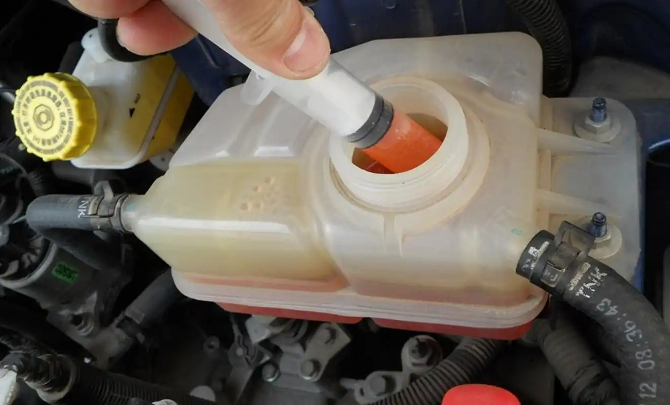 发动机冷却液过低怎么办 发动机冷却液过低怎么办呢