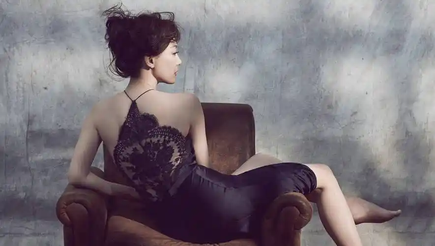 陈数身穿v领晚礼服,展现美好曲线,完美容颜让人深陷其中,太绝_女人