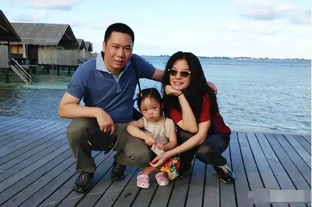 5亿港元买下的一幢香港别墅;第二个项目是赵薇与老公黄有龙在新加坡买