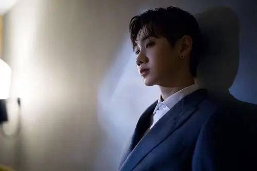 汪苏泷身着神色西服酷劲十足