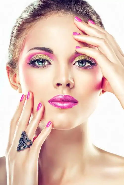 美丽的女模特时尚化妆与美甲