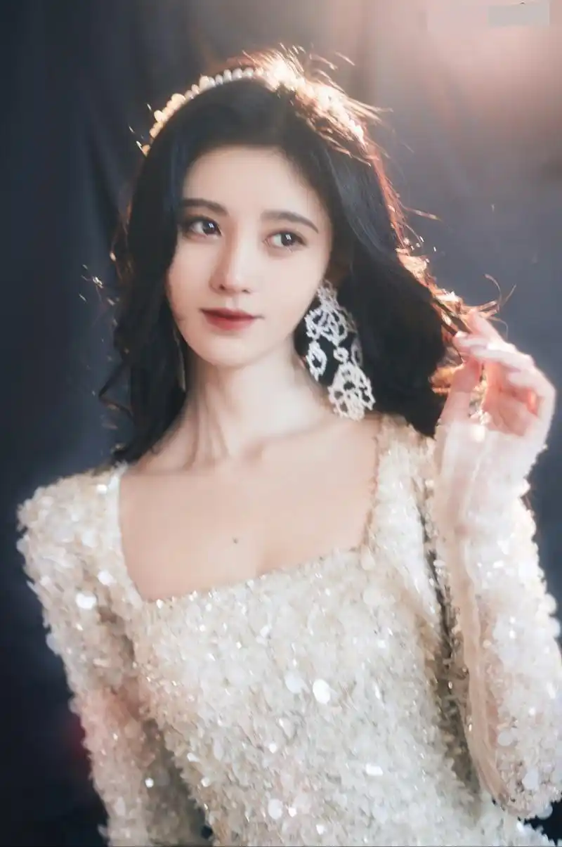 鞠婧祎身穿着一袭方领亮片晚礼服,方领设计复古大气,秀出深邃的锁骨与