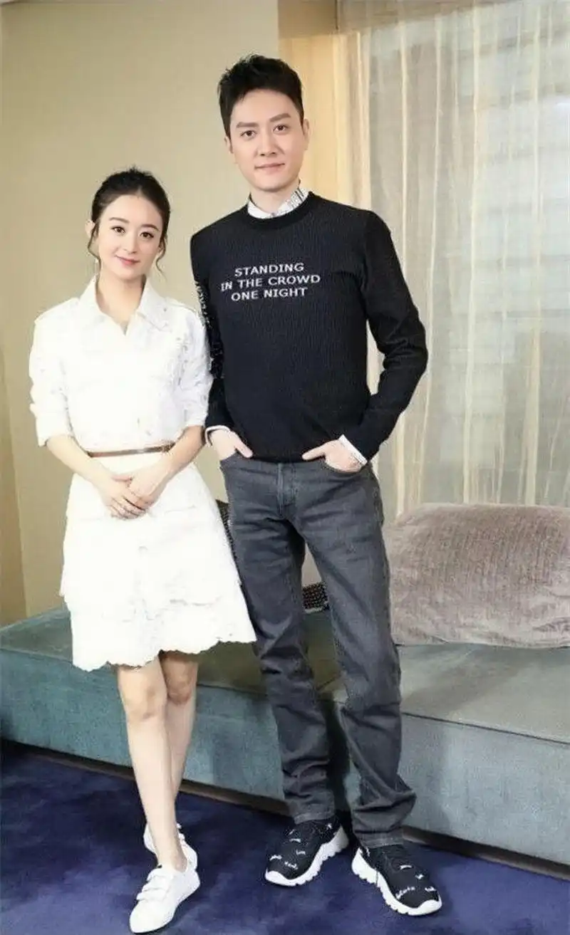 冯绍峰厦门拍新片烈日之寒赵丽颖探班手牵手逛街虐煞单身狗