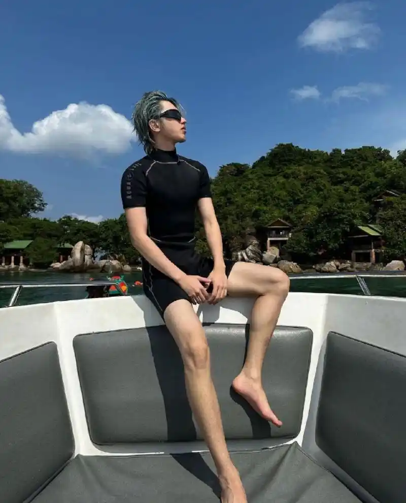 啦宝宝真的有在好好享受生活 还分享了泳照(一天前) 新发色爱了 胡渣