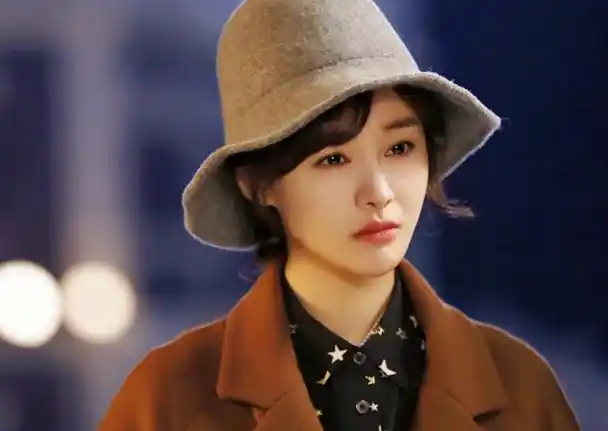 郑爽竟被《翡翠恋人》出品方起诉,议论两边倒,最惨是李钟硕粉丝