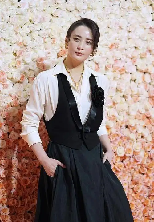 哪家媒体这么"勇"?蒋勤勤照片不修就发出来,上半身看着好壮硕