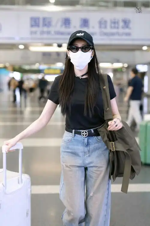 crystal张天爱今日机场私服穿搭,极简黑色t恤搭配做旧阔腿牛仔裤