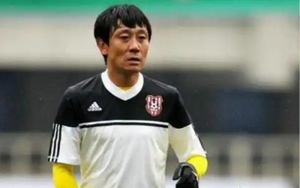 高峰那个外遇的人,叫王纳文,她在酒吧唱歌的,是个驻唱