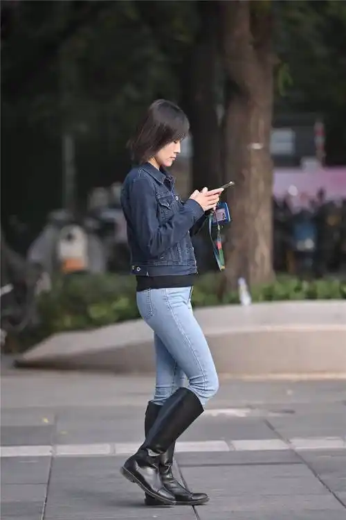 紧身牛仔裤搭配长靴,秋冬季节双层的保暖效果,小腿肯定不会冷