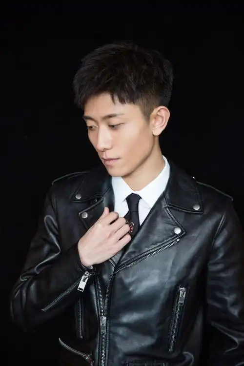 张一山黑色皮衣帅气写真图片