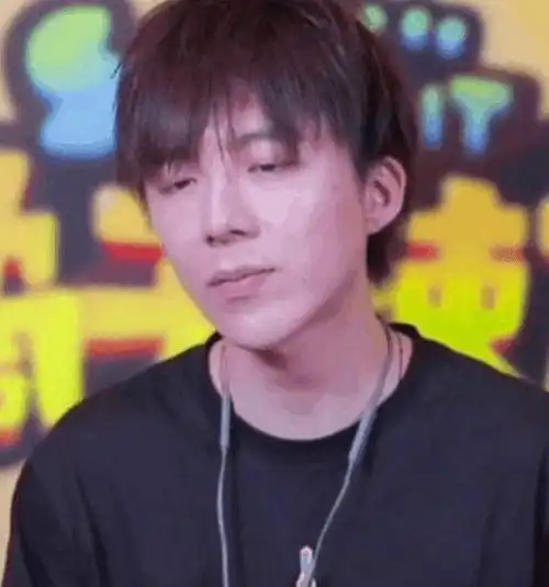 刘宇宁生图暴露真实颜值,身材发福,皮肤粗糙,与精修图判若两人