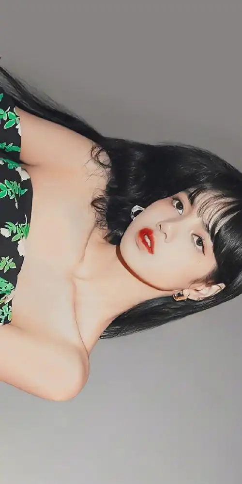 时尚超话#杂志大片#人家芭比lisa最新海报大片,抹胸大印花裙装,黑发