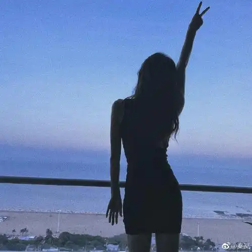 组图:背影杀!秦岚晒去年夏天旧照 举手比耶身材苗条