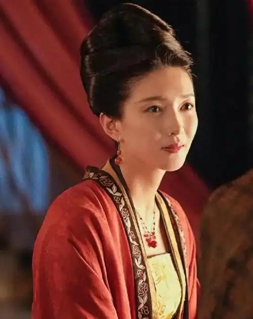 江疏影在《清平乐》中扮演皇后一角,初次亮相时,她的古装造型令人惊叹