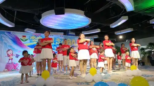 小小一亲子舞蹈《爸爸爱你,妈妈爱你》