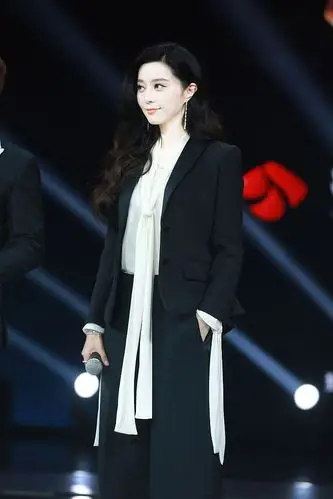 范冰冰跨界任评委西装干练逼李晨学魔术