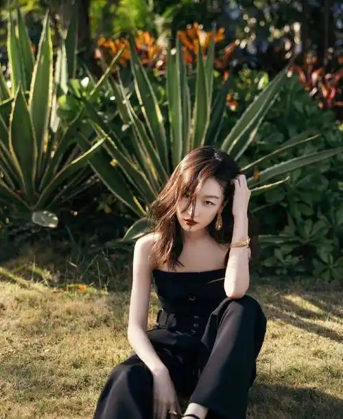 今日份新鲜的周冬雨~身穿黑色抹身材连体服,女人味十足,时尚迷人_气质