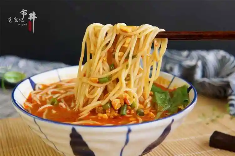 既能饱腹之食,也能容纳万千滋味,而作为地道的北方人更是离不开面条