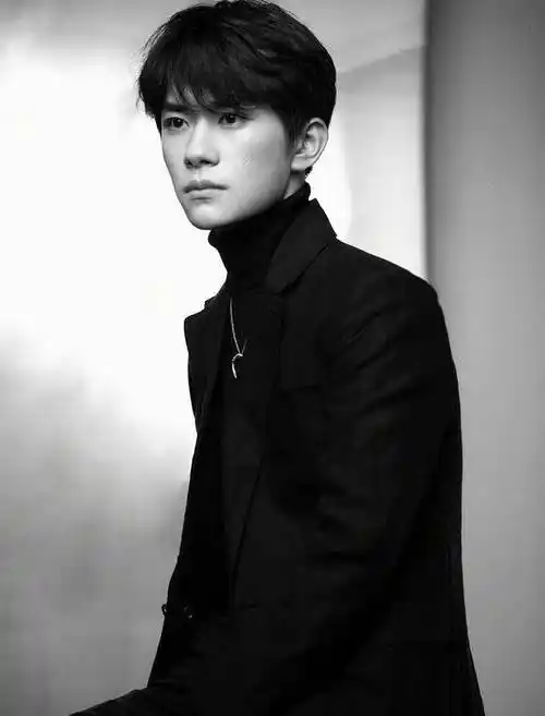 更有人联系易烊千玺的采访,锁定了一个叫阿深的朋友展开想象.