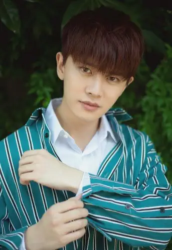 31岁的任嘉伦太撩人卡其色背带裤可爱感十足这颜值爱了