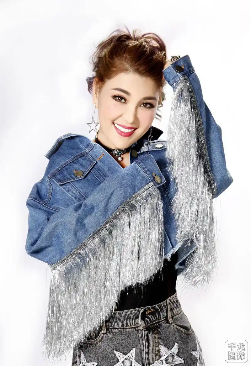 乌兰图雅再获国家体育总局颁发殊荣将带广场舞进入新纪元