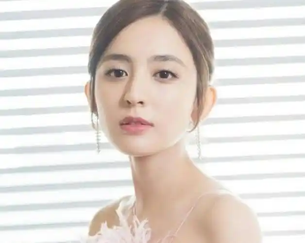 古力娜扎一脸雀斑照片新疆美女古力娜扎真实素颜是什么样子