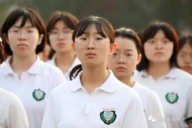 10月1日衡水中学隆重举行国庆升旗仪式!校长郗会锁在国旗下讲话