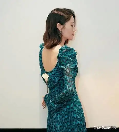 我们还记得她在舞台上表演《红色高跟鞋》时的场景.