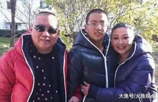 郭麒麟生母照片郭麒麟亲生妈妈胡中惠现状胡中惠与现任老公合影2