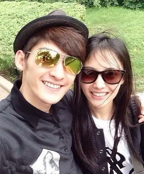 这是一张郑爽和张翰出海游玩的背影,可见两人当时过的是多么的幸福