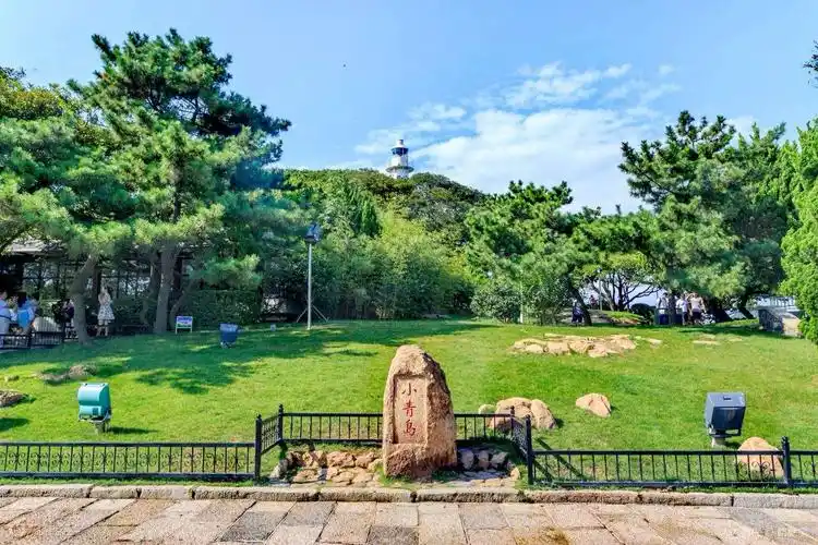 《小青岛公园》山岩耸秀,林木蓊清!