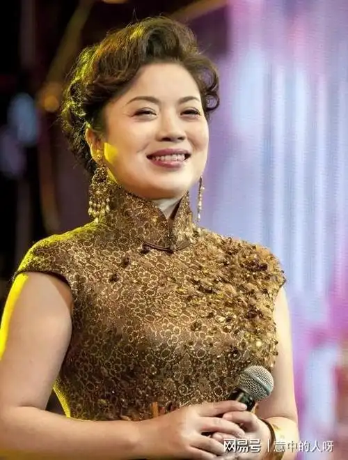 张也曾经有过一段失败的婚姻,对方是一个导演,两人在生活中有着共同的