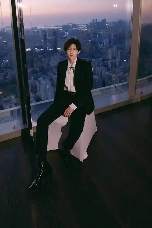 王源芭莎慈善夜造型图 黑色西装搭配小领结,精致帅气的小王子