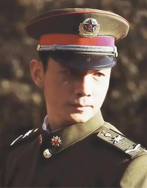 演员邢佳栋曾因打架被北电开除演技一级棒却几十年不温不火