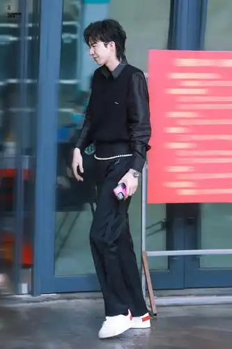 求刘宇宁这双小白鞋已找到