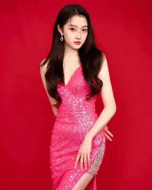 关晓彤北京卫视舞台一袭玫红色亮片礼服优雅惊艳!