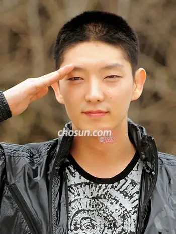 韩国男星李准基入伍 短发亮相与粉丝告别(组图)