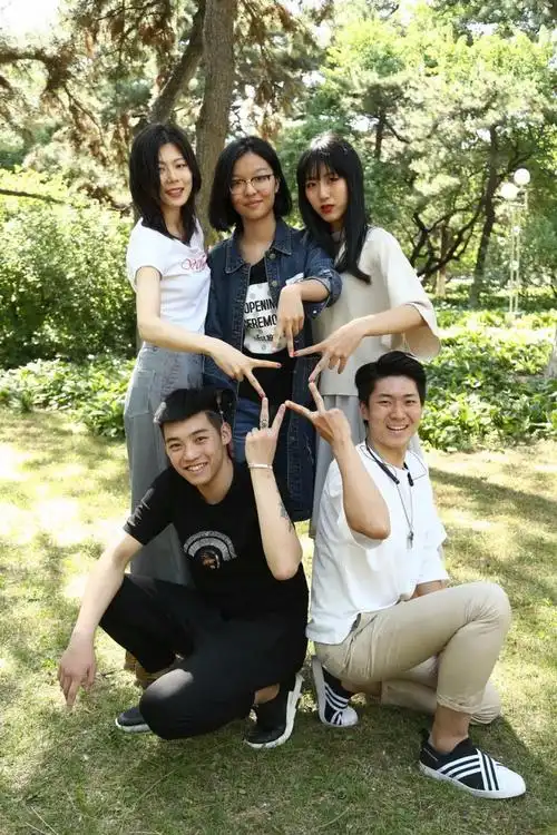 5人集体照创意姿势大全 梅西对着家人画面傻笑半分钟-图片大观-奇异网